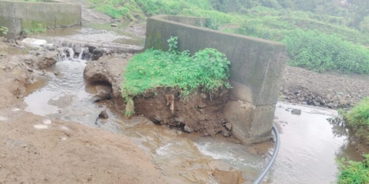 कालव्यावरील साकव गेला वाहून