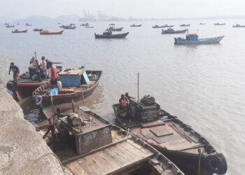 खांदेरीनंतर मोरा जेट्टीजवळ दहा खलाशांसह बोट बुडाली; एकाचा मृत्यू