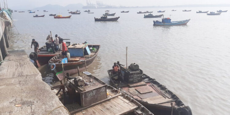 खांदेरीनंतर मोरा जेट्टीजवळ दहा खलाशांसह बोट बुडाली; एकाचा मृत्यू