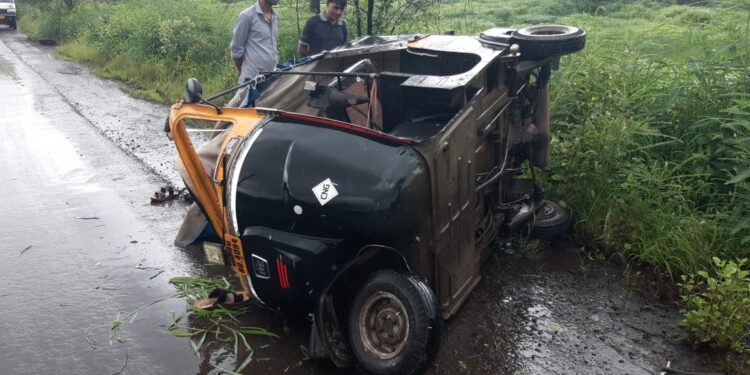 माथेरान मिनी बसची प्रवासी रिक्षाला धडक; चालक जखमी 