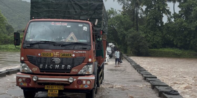 अंबा नदीला पूर; अतिउत्साही वाहन चालकांचा जीवघेणा स्टंट