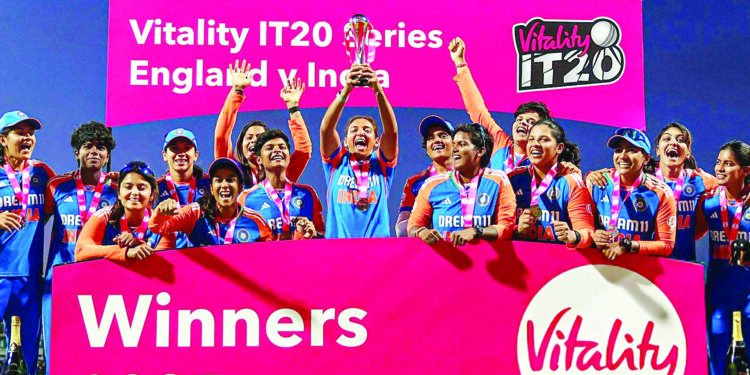 महिला क्रिकेटपटूंनी रचला इतिहास