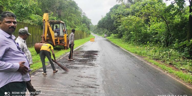 गुळगुळीत रस्ता जेसीबीने खरवडला