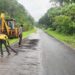 गुळगुळीत रस्ता जेसीबीने खरवडला