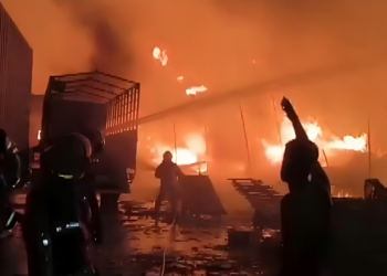 एपीएमसी मार्केटजवळ भीषण आग; अनेक गाड्या जळून खाक