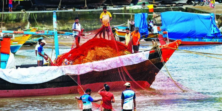 मुरुड समुद्रकिनारी मच्छीमारांची लगबग