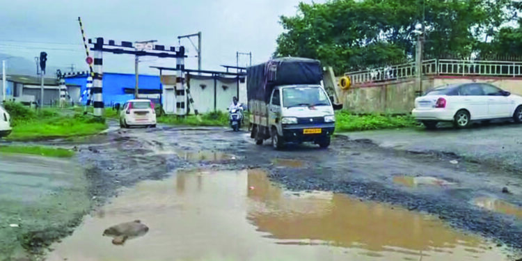 सडक योजनेतून रस्ता बनविण्याची मागणी