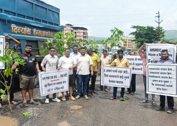 खड्ड्यात वृक्षारोपण करत आंदोलन