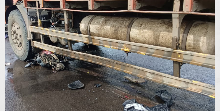 कर्जत-कल्याण मार्गावर दुचाकी, टेम्पोचा अपघात