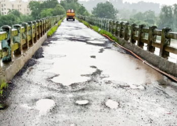 तळवडे पुलावरील वाहतूक धोकादायक