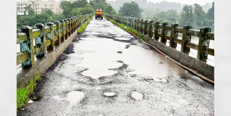 तळवडे पुलावरील वाहतूक धोकादायक