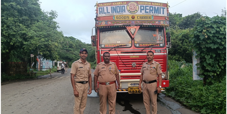 रेवदंड्यात बेकायदा वाळू वाहतूक रोखली