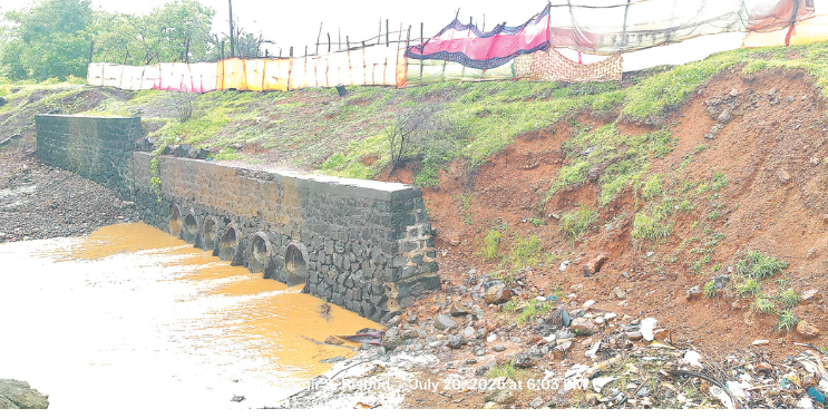 शेखाडी पुलाचा कठडा कोसळला