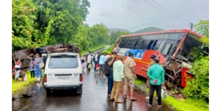 ट्रकची एसटी बसला धडक