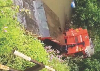 सुतारवाडी पुलावरून ट्रेलर कलंडला