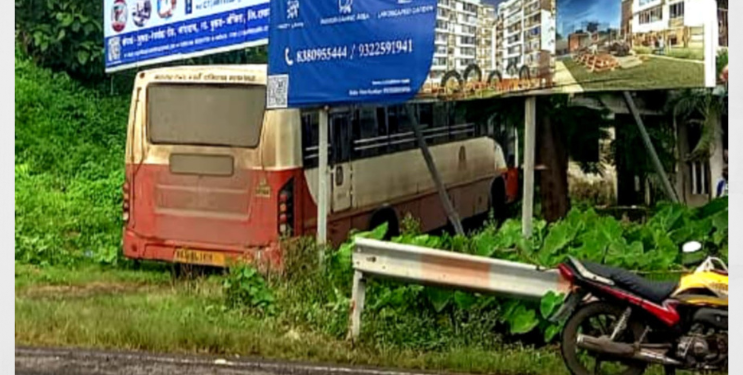 एसटीची घराला धडक