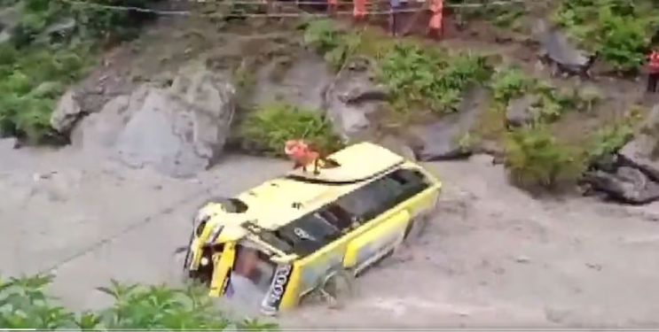 आयटीबीपी जवानांची बस सिंधू नदीत कोसळली