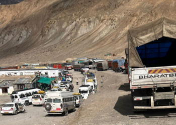 लेहमध्ये भूस्खलनामुळे महाडमधील काही पर्यटक अडकले