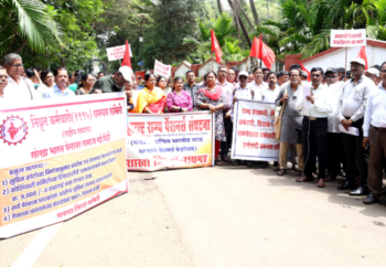 सरकारविरोधात सरकारी कर्मचाऱ्यांचा मोर्चा