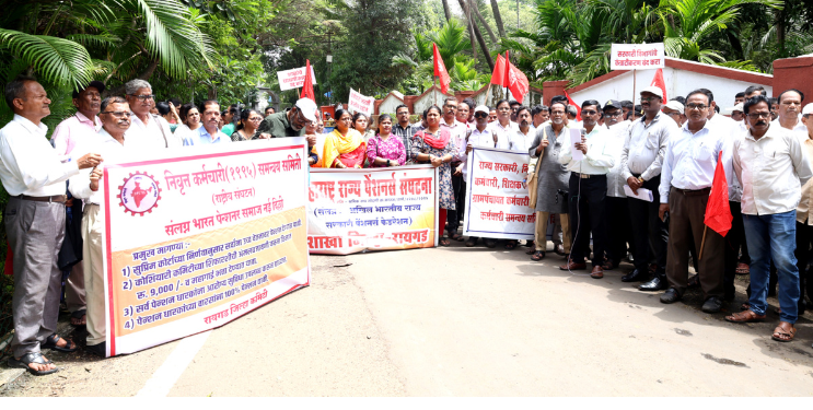 सरकारविरोधात सरकारी कर्मचाऱ्यांचा मोर्चा