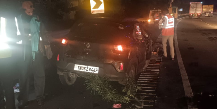 कारचा टायर फुटून भीषण अपघात; पाच जण जखमी