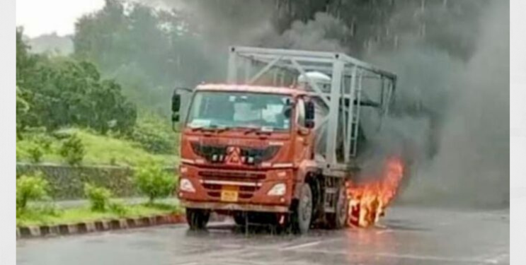 मुंबई-गोवा महामार्गावर केमिकल टँकरला आग