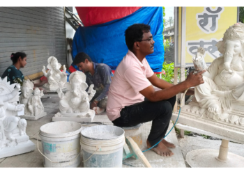 गणेश मूर्तीच्या रंगकामाची लगबग