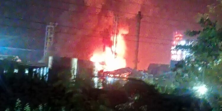 खालापूर तालुक्यातील मंगलम कंपनीमध्ये भीषण आग