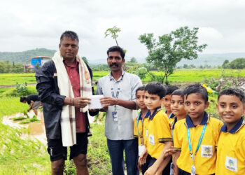 विद्यार्थ्यांनी शेतात जाऊन केला शेतकरी राजाचा सन्मान