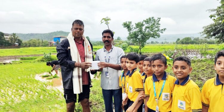 विद्यार्थ्यांनी शेतात जाऊन केला शेतकरी राजाचा सन्मान