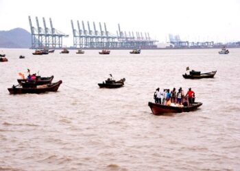 खांदेरीनंतर मोरा जेट्टीजवळ दहा खलाशांसह बोट बुडाली; एकाचा मृत्यू