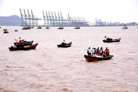खांदेरीनंतर मोरा जेट्टीजवळ दहा खलाशांसह बोट बुडाली; एकाचा मृत्यू