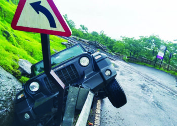 माथेरान घाटात थार गाडीला अपघात