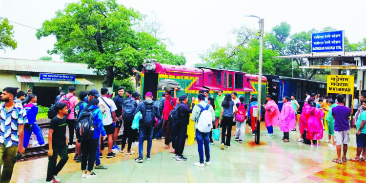 माथेरानमध्ये पावसाळी पर्यटनवारीत पर्यटकांचा महापूर