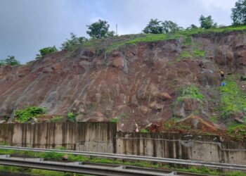 कशेडी घाटातील धोकादायक दरडींवर सुरक्षा जाळीचे कवच