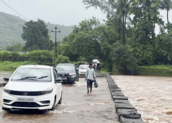 भेरव अंबा नदी पुलावरून पाणी