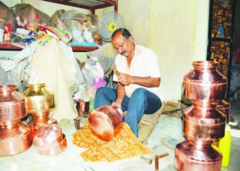 स्टीलच्या जमान्यात तांबा- पितळेची भांडी हद्दपार