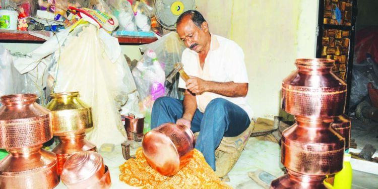स्टीलच्या जमान्यात तांबा- पितळेची भांडी हद्दपार