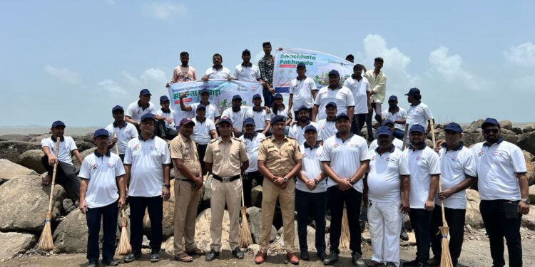 उरणचा समुद्रकिनारा चकाचक