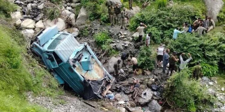 उधमपूरमध्ये सीआरपीएफ जवानांचं वाहन दरीत कोसळले; तिघांचा मृत्यू