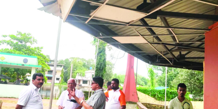 हुतात्मा स्मारक सभागृहाच्या छताची पडझड