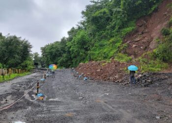 कशेडी घाटात खचलेल्या ‘डेंजर झोन’मध्ये कोसळली दरड