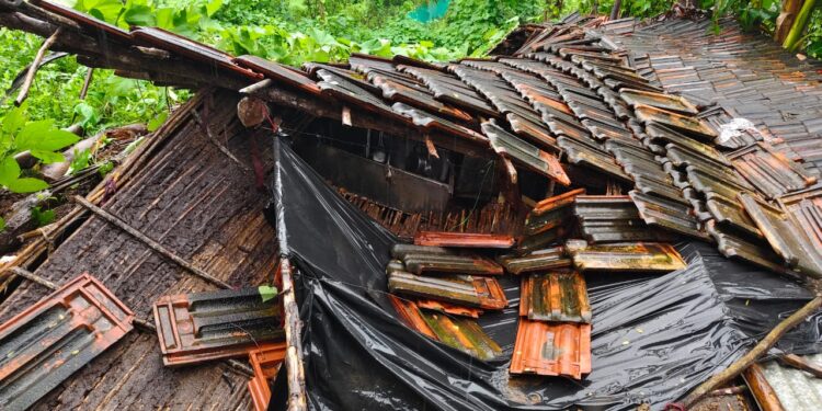 उरणमध्ये घरांची पडझड