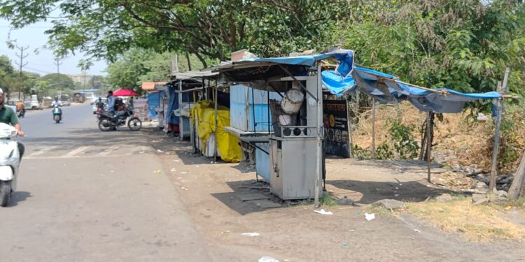 राज्यमार्गावरील अतिक्रमणांना नोटीसा