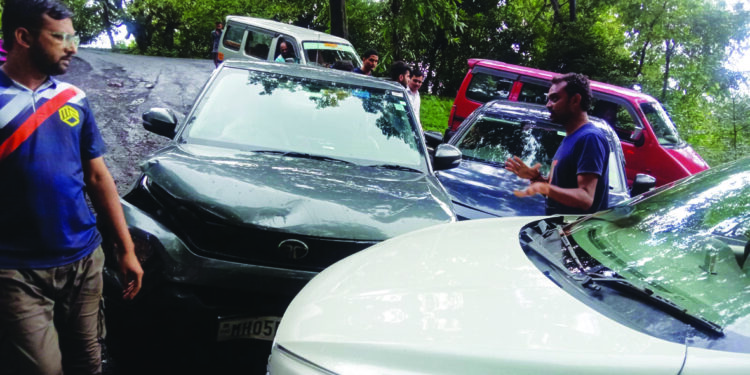 माथेरान घाटात तीन वाहनांचा अपघात