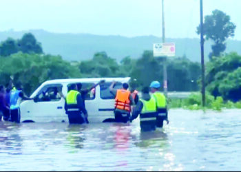 पुरात अडकलेल्या दोन वाहनांना केले रेस्क्यू