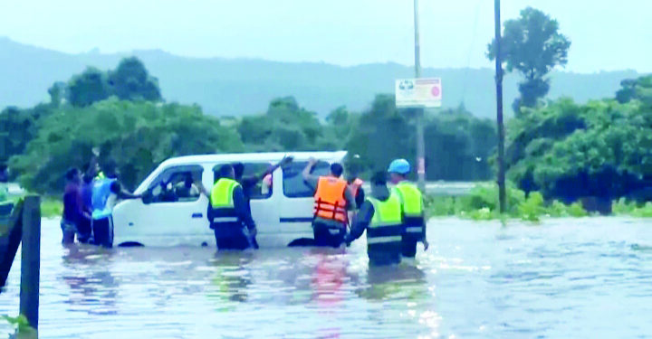 पुरात अडकलेल्या दोन वाहनांना केले रेस्क्यू