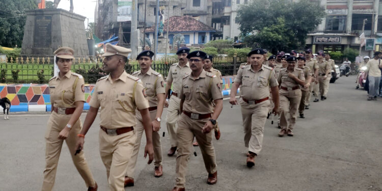जिल्ह्यात पोलिसांचे शक्ती प्रदर्शन