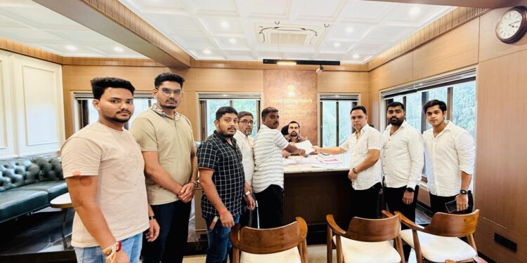 कंत्राटदारांचे जिल्हाधिकारी कार्यालयासमोर आंदोलन