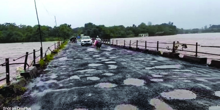 उल्हास नदीवरील पूल अवजड वाहतुकीस बंद